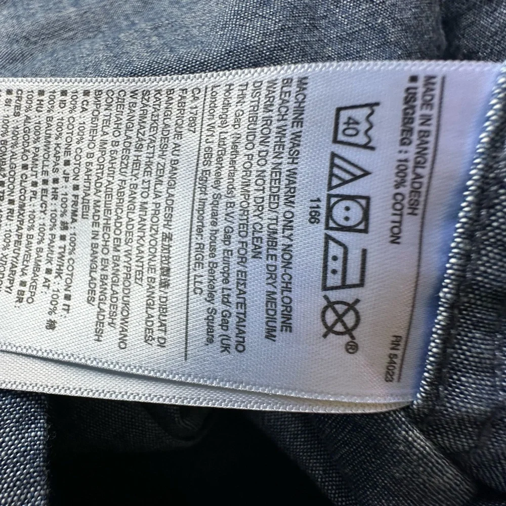 Banana Republic Chambray Denim Buttondown: Perfect Blend of Style & Comfort - Picture 8 of 9